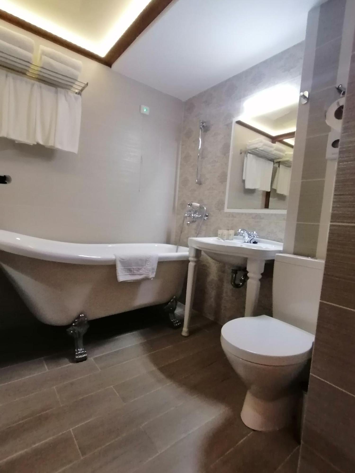 Hotel Aristokrat Обзор Екстер'єр фото
